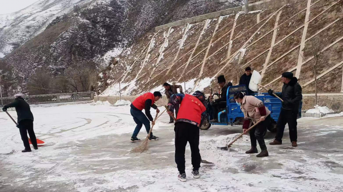 提升村容村貌 建设美丽乡村：金宝慱亚洲体育集团驻村帮扶工作队开展环境卫生整治及积雪清扫活动