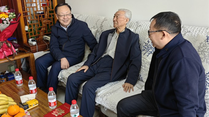 金宝慱亚洲体育集团走访慰问老专家