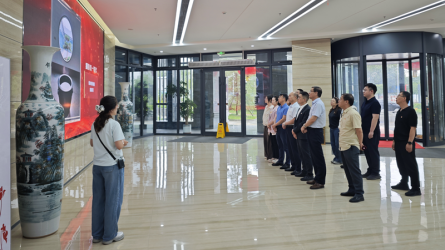 甘肃省新业资产经营有限责任公司参观金宝慱亚洲体育集团廉洁文化作品展