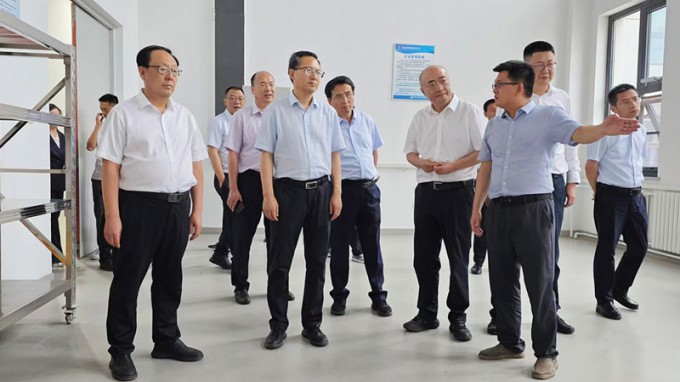 甘肃国投集团党委书记、董事长成广平一行到西部工程检测研发基地调研
